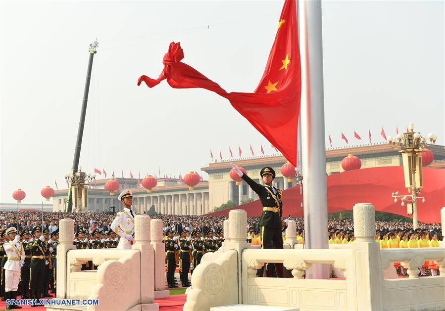 Una ceremonia de izamiento de bandera se lleva a cabo durante las celebraciones del 70º aniversario de la fundación de la República Popular China en Beijing, capital de China, el 1 de octubre de 2019. (Xinhua/Li He)