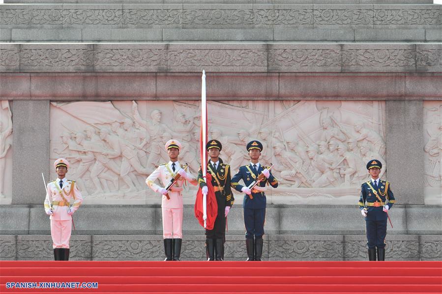 Guardias de la bandera nacional asisten a la ceremonia de izado de la bandera durante las celebraciones del 70º aniversario de la fundación de la República Popular China en Beijing, capital de China, el 1 de octubre de 2019. (Xinhua/Zhao Ge)