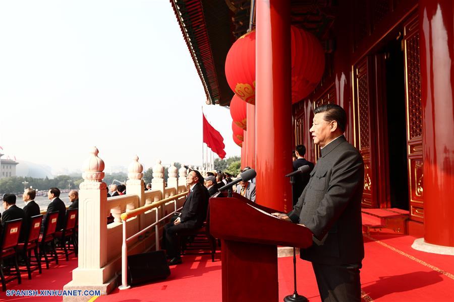 El presidente chino, Xi Jinping, también secretario general del Comité Central del Partido Comunista de China y presidente de la Comisión Militar Central, pronuncia un discurso en las grandes celebraciones con motivo del 70º aniversario de la fundación de la República Popular China en la Plaza Tian'anmen en Beijing, capital de China, el 1 de octubre de 2019. (Xinhua/Lan Hongguang)