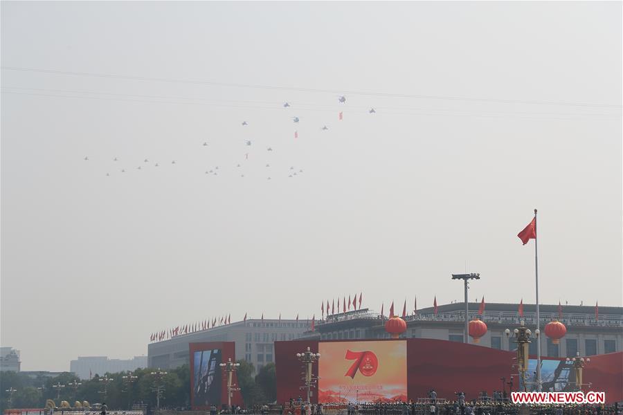 (Día Nacional) Desfile militar comienza con formación aérea escalonada portando banderas sobre la Plaza de Tian'anmen