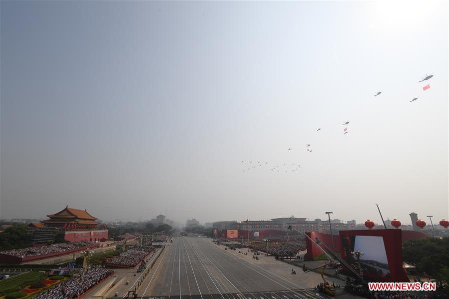 (Día Nacional) Desfile militar comienza con formación aérea escalonada portando banderas sobre la Plaza de Tian'anmen