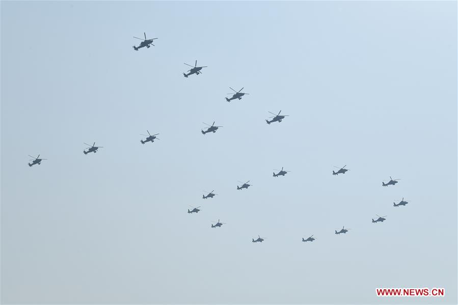 Desfile militar comienza con formación aérea escalonada portando banderas sobre la Plaza de Tian'anmen