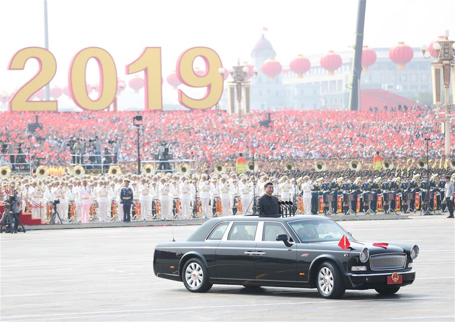 El presidente chino, Xi Jinping, también secretario general del Comité Central del Partido Comunista de China (PCCh) y presidente de la Comisión Militar Central, pasa revista a las fuerzas armadas durante las celebraciones por el 70º aniversario de la fundación de la República Popular China en Beijing, capital de China, el 1 de octubre de 2019. (Xinhua/Liu Weibing)