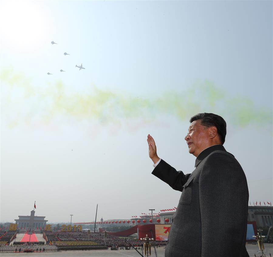 El presidente chino, Xi Jinping, también secretario general del Comité Central del Partido Comunista de China (PCCh) y presidente de la Comisión Militar Central, pasa revista a las fuerzas armadas durante las celebraciones por el 70º aniversario de la fundación de la República Popular China en Beijing, capital de China, el 1 de octubre de 2019. (Xinhua/Ju Peng)