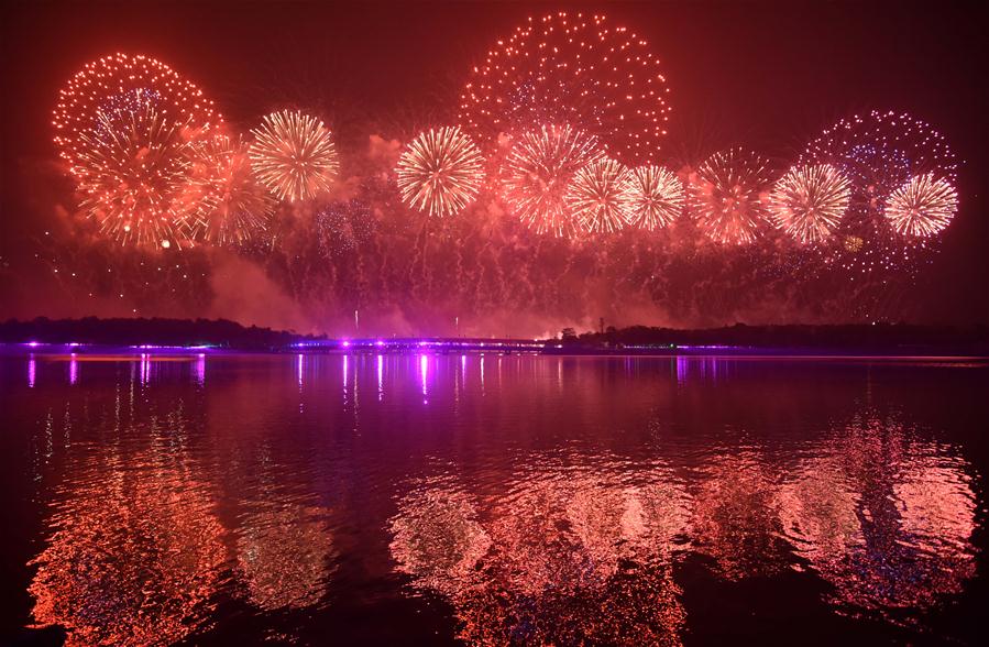 (Día Nacional) Comienza gala nocturna por Día Nacional de China