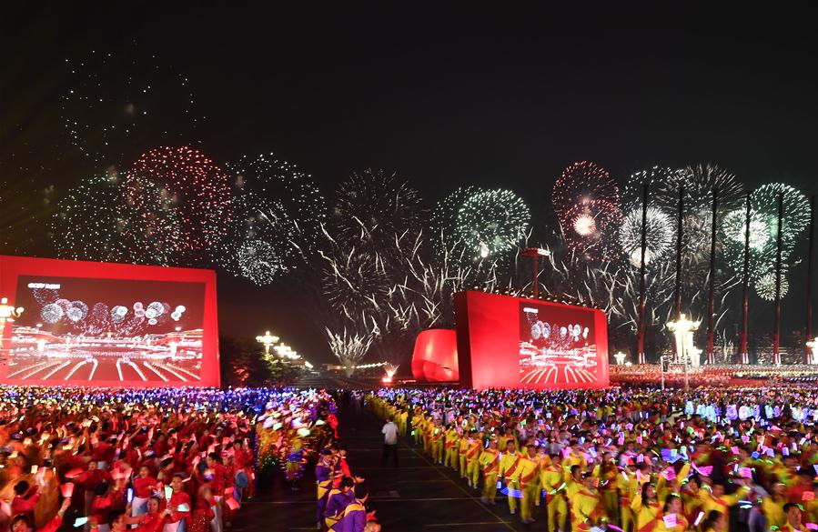 (Día Nacional) Comienza gala nocturna por Día Nacional de China
