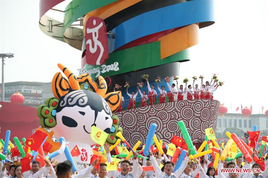 (Día Nacional) Masivo desfile popular muestra revitalización de la nación china