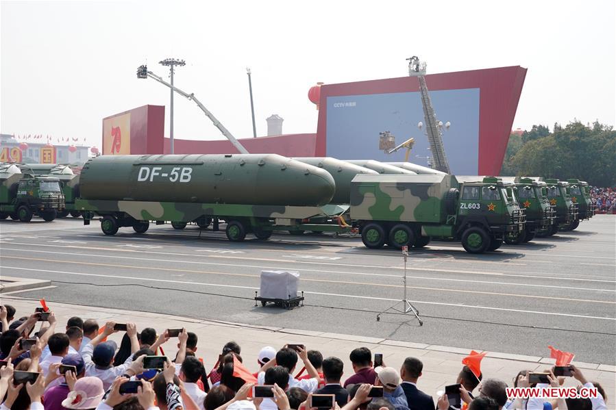 Una formación de misiles nucleares Dongfeng-5B participa en un desfile militar durante las celebraciones con motivo del 70º aniversario de la fundación de la República Popular China en la Plaza de Tian'anmen en Beijing, capital de China, el 1 de octubre de 2019. (Xinhua/Yang Shiyao)