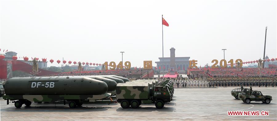 (Día Nacional) Pasan revista a formación de misiles nucleares Dongfeng-5B en desfile del Día Nacional
