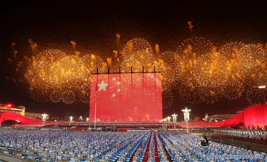 Xi se une al público en gala nocturna para conmemorar cumpleaños de Nueva China