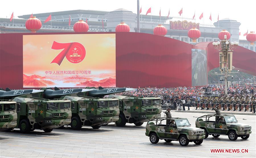 China muestra misiles convencionales Dongfeng-17 en desfile militar