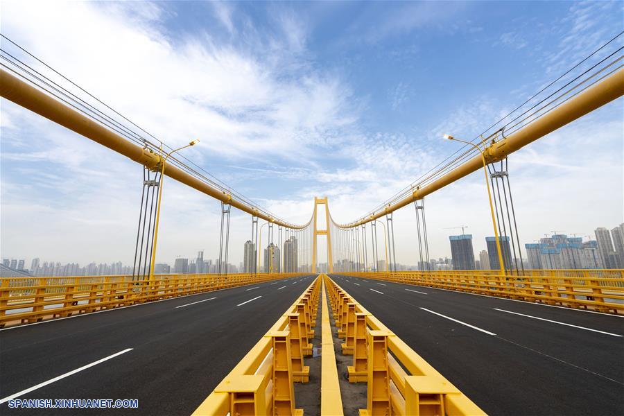 El puente Yangsigang del río Yangtze, el puente colgante de dos pisos con el tramo más largo del mundo, abrió al tráfico el martes después de cinco años de construcción. (Foto de Xinhuanet]