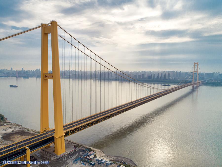 El puente Yangsigang del río Yangtze, el puente colgante de dos pisos con el tramo más largo del mundo, abrió al tráfico el martes después de cinco años de construcción. (Foto de Xinhuanet]