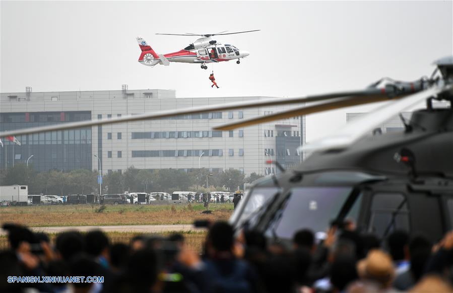 Un helicóptero participa en un ejercicio integral de rescate durante el curso de la V Exposición de Helicópteros de China, en Tianjin, en el norte de China, el 10 de octubre de 2019. La V Exposición de Helicópteros de China se lleva a cabo del 10 al 13 de octubre. (Xinhua/Li Ran)