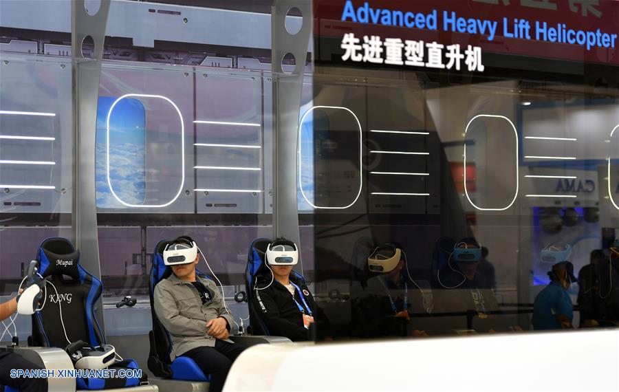 Visitantes experimentan dispositivos de realidad virtual (RV) durante el curso de la V Exposición de Helicópteros de China, en Tianjin, en el norte de China, el 10 de octubre de 2019. La V Exposición de Helicópteros de China se lleva a cabo del 10 al 13 de octubre. (Xinhua/Li Ran)