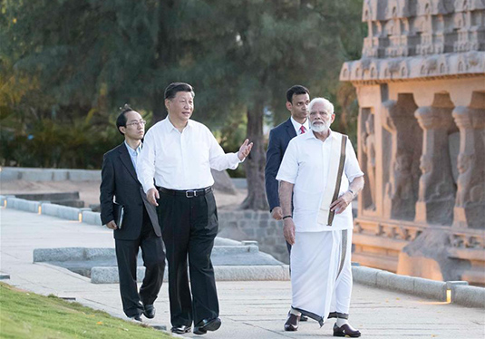 El primer ministro indio, Narendra Modi, ofrece al presidente chino, Xi Jinping, un recorrido guiado del Grupo de Monumentos en Mahabalipuram