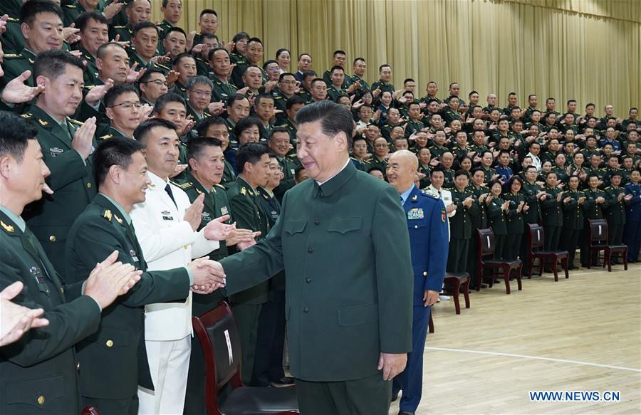 El presidente chino, Xi Jinping, también secretario general del Comité Central del Partido Comunista de China (PCCh) y presidente de la Comisión Militar Central, se reúne con delegados del primer congreso del Partido de la Fuerza Conjunta de Apoyo Logístico del Ejército Popular de Liberación (EPL) en Wuhan, capital de la provincia central china de Hubei, el 18 de octubre de 2019. (Xinhua/Li Gang)