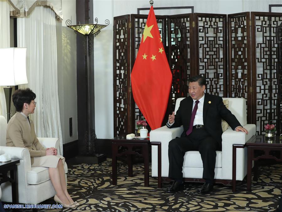 El presidente chino, Xi Jinping, se reúne con la jefa ejecutiva de la Región Administrativa Especial de Hong Kong, Carrie Lam, quien se encuentra en Shanghai para la segunda Exposición Internacional de Importaciones de China (CIIE), en Shanghai, en el este de China, el 4 de noviembre de 2019. (Xinhua/Ju Peng)