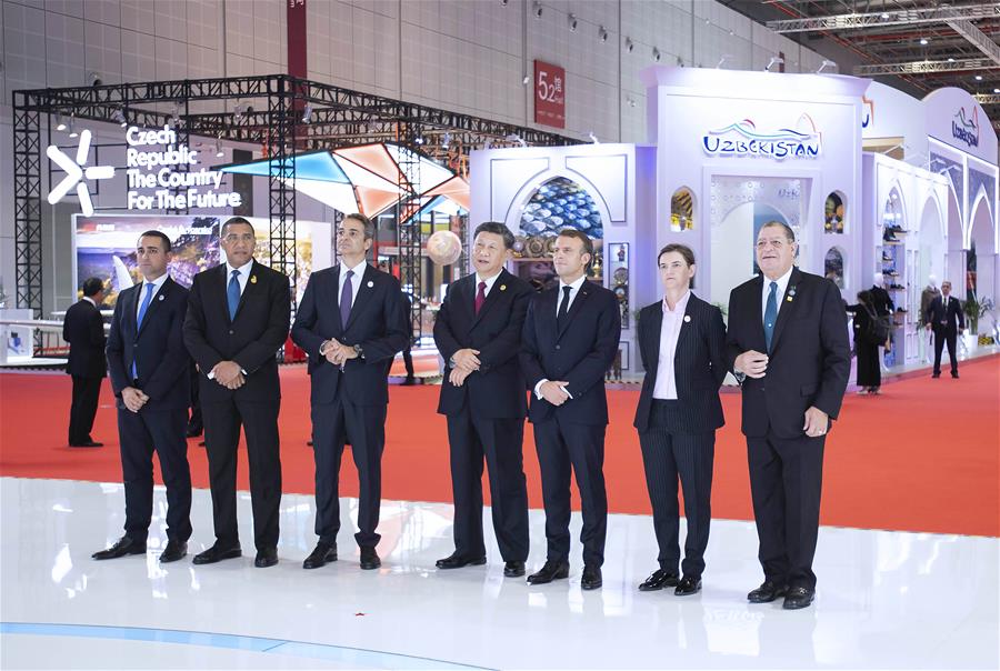 El presidente chino, Xi Jinping, y los líderes extranjeros que asisten a la segunda Exposición Internacional de Importaciones de China (CIIE), recorrieron las exhibiciones después de la ceremonia de apertura de la CIIE en Shanghai, en el este de China, el 5 de noviembre de 2019. (Xinhua/Li Tao)