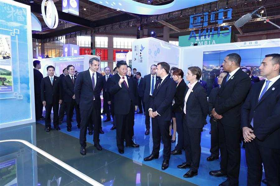 El presidente chino, Xi Jinping, y los líderes extranjeros que asisten a la segunda Exposición Internacional de Importaciones de China (CIIE), recorrieron las exhibiciones después de la ceremonia de apertura de la CIIE en Shanghai, en el este de China, el 5 de noviembre de 2019.(Xinhua/Ju Peng)