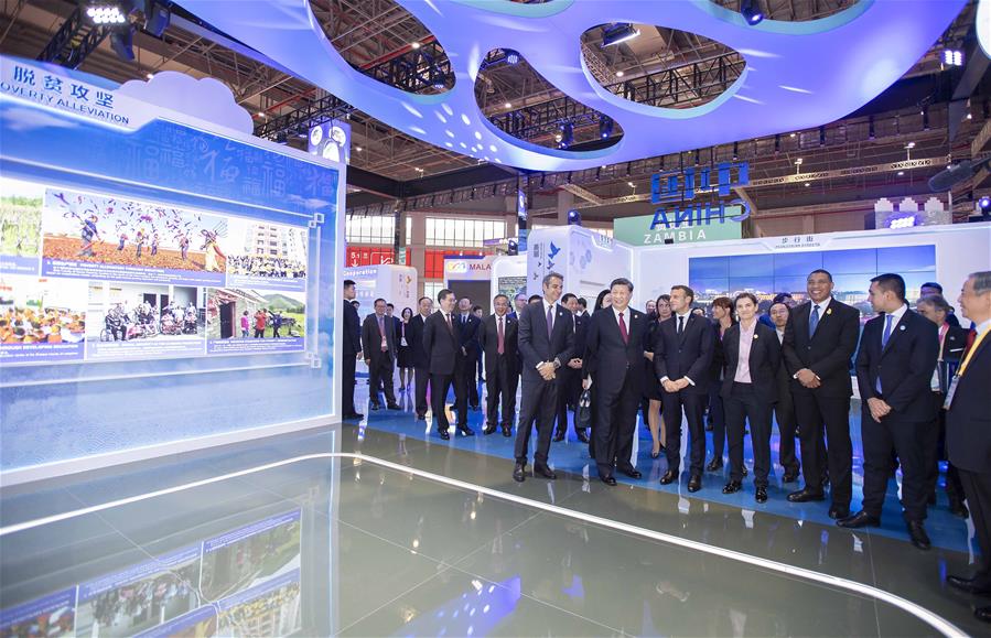 El presidente chino, Xi Jinping, y los líderes extranjeros que asisten a la segunda Exposición Internacional de Importaciones de China (CIIE), recorren las exhibiciones después de la ceremonia de apertura de la CIIE en Shanghai, en el este de China, el 5 de noviembre de 2019.(Xinhua/Li Tao)