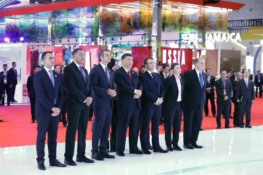 El presidente chino, Xi Jinping, y los líderes extranjeros que asisten a la segunda Exposición Internacional de Importaciones de China (CIIE), recorren las exhibiciones después de la ceremonia de apertura de la CIIE en Shanghai, en el este de China, el 5 de noviembre de 2019.(Xinhua/Ju Peng)