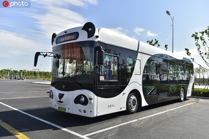 Una foto tomada el 22 de mayo de 2019 muestra un autobús de conducción autónoma multifuncional basado en inteligencia artificial con una apariencia de un panda gigante en Tianjin. [Foto / IC]