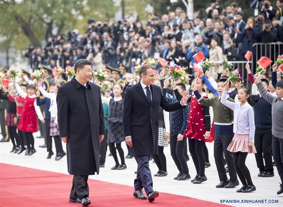 El presidente chino, Xi Jinping, ofrece una ceremonia de bienvenida para el presidente francés, Emmanuel Macron, previo a sus conversaciones en Beijing, capital de China, el 6 de noviembre de 2019. (Xinhua/Li Xueren)