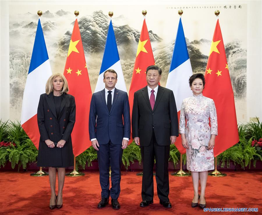 El presidente chino, Xi Jinping, y su esposa Peng Liyuan, posan para las fotografías con el presidente francés, Emmanuel Macron, y su esposa Brigitte Macron, previo a las conversaciones de los dos líderes en Beijing, capital de China, el 6 de noviembre de 2019. (Xinhua/Li Xueren)