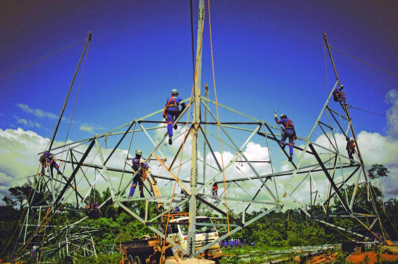Los trabajadores construyen torres eléctricas en el estado de Pará. (Foto: State Grid Brazil Holding)