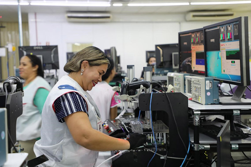 Los inspectores de calidad prueban los equipos en el centro de producción de SEMP. Foto: Li Xiaoxiao