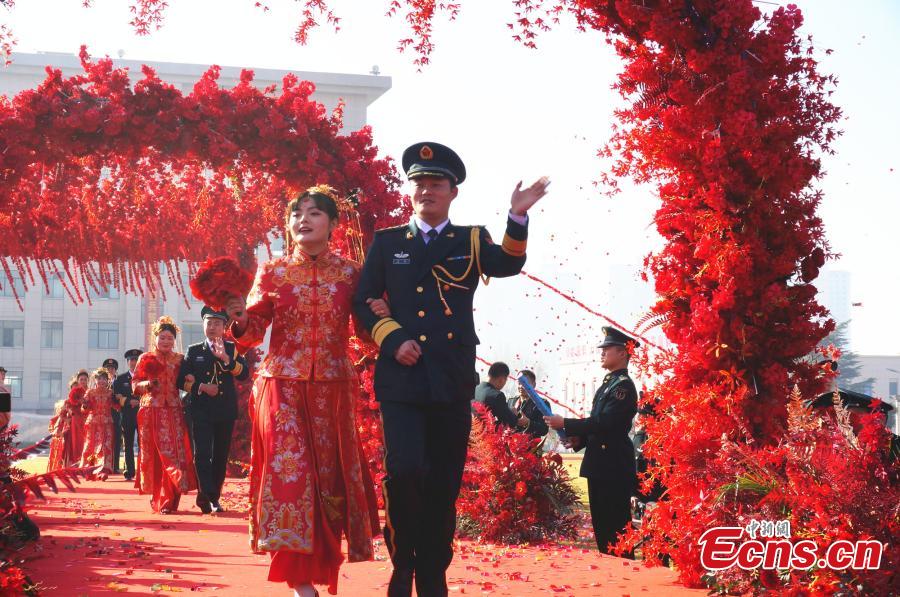 La Fuerza de Cohetes del Ejército Popular de Liberación celebra una gran boda grupal