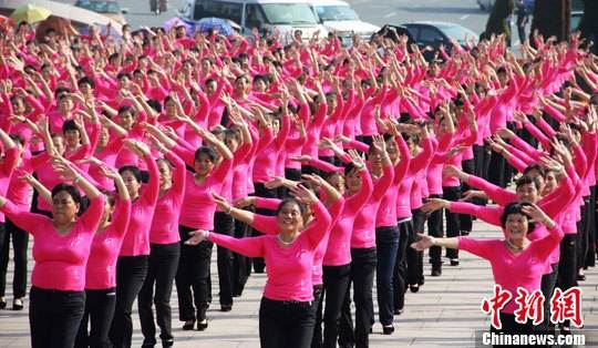 Los bailarines de plaza en Guiyang buscan batir un récord Guinness