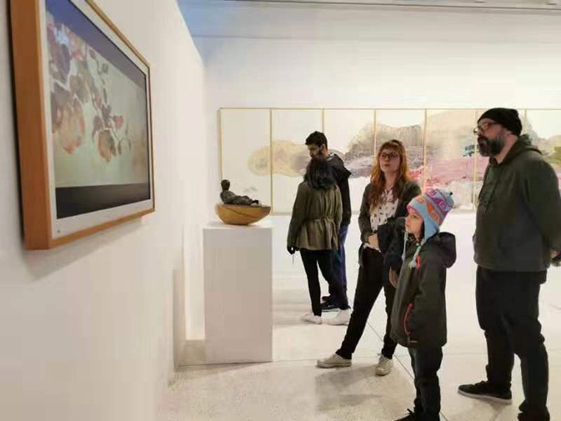 Los visitantes disfrutan de las obras expuestas en la "Exposición Nacional de Arte de los BRICS". Por Li Xiaoxiao, Diario del Pueblo.