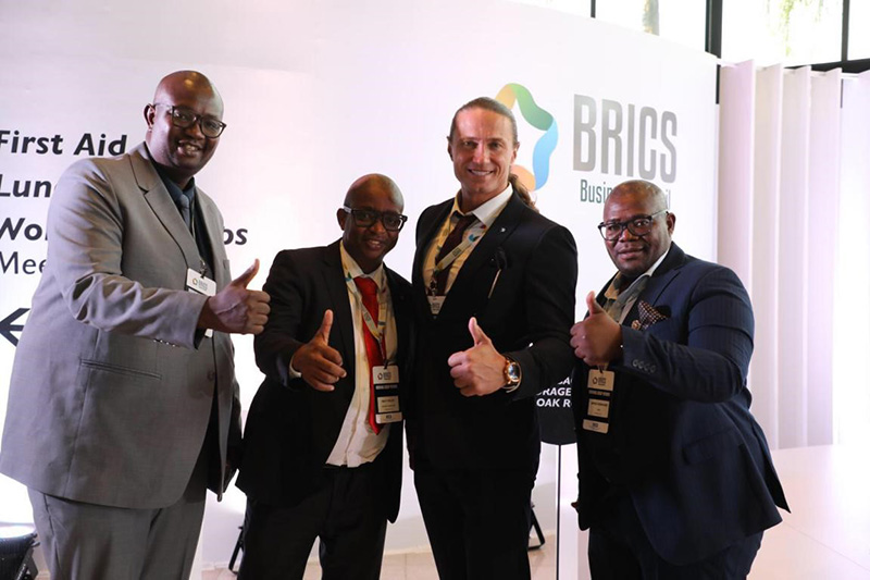 En la víspera de la reunión plenaria del Consejo Empresarial de los BRICS, empresarios de Sudáfrica y Rusia disfrutaron de un agradable encuentro fuera del edificio. Por Zhao Yipu, Diario del Pueblo.