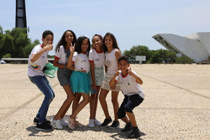 Un grupo de estudiantes locales posa en la Plaza de los Tres Poderes en Brasilia. Por Zhao Yipu, Diario del Pueblo.