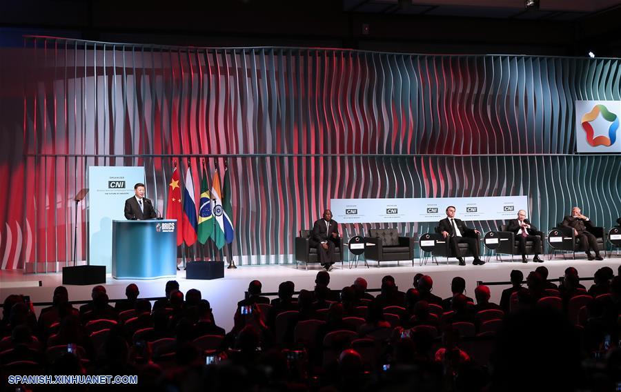 El presidente chino, Xi Jinping, habla en la ceremonia de clausura del foro empresarial del BRICS en Brasilia, Brasil, el 13 de noviembre de 2019. El presidente brasileño Jair Bolsonaro, el presidente ruso Vladimir Putin, el primer ministro indio Narendra Modi, y el presidente sudafricano Cyril Ramaphosa, asistieron a la ceremonia de clausura. (Xinhua/Lan Hongguang)