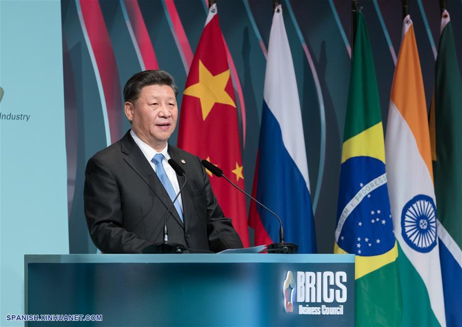 El presidente chino, Xi Jinping, habla en la ceremonia de clausura del foro empresarial del BRICS en Brasilia, Brasil, el 13 de noviembre de 2019. (Xinhua/Ding Haitao)
