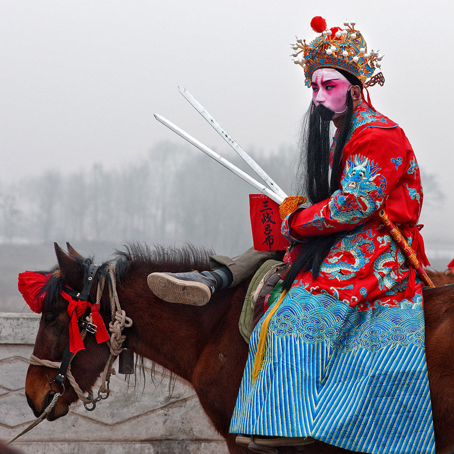 Un actor de Shehuo monta a caballo. [Foto: Wu Xiaopeng/cpanet.org.cn]