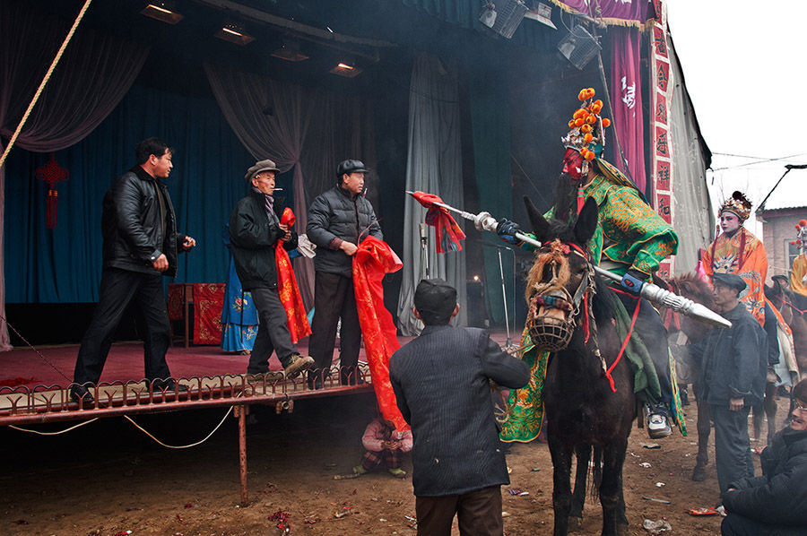 Los aldeanos se preparan para una actuación de Shehuo. [Foto: Wu Xiaopeng/cpanet.org.cn]