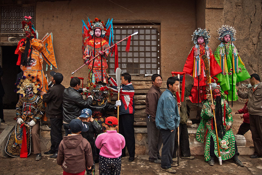 Los aldeanos se preparan para una actuación de Shehuo. [Foto: Wu Xiaopeng/cpanet.org.cn]