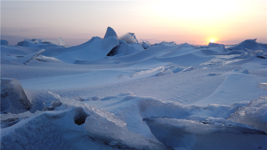 A medida que las temperaturas en Songyuan, provincia de Jilin, noreste de China, rozan los -10 ° C, el lago Chagan comienza a congelarse. [Foto por Xu Yang / para chinadaily.com.cn]
