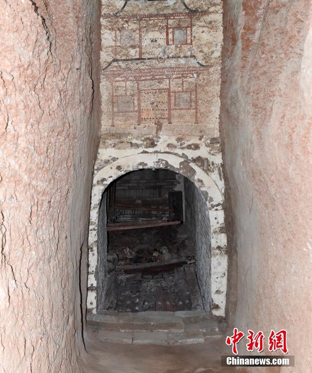 Una tumba del reino Tuyuhun ha sido descubierta en el distrito autónomo tibetano de Tianzhu, provincia de Gansu, según el Instituto Provincial de Reliquias Culturales y Arqueología de Gansu. Ubicado en la antigua Ruta de la Seda, Tuyuhun era un reino poderoso establecido por gente nómada. Los arqueólogos admiten que este descubrimiento, la tumba mejor preservada descubierta hasta ahora, servirá de ayuda para conocer las costumbres funerarias del reino Tuyuhun, la Ruta de la Seda y su relación con la Dinastía Tang (618-907). (Fotos: China News Service)
