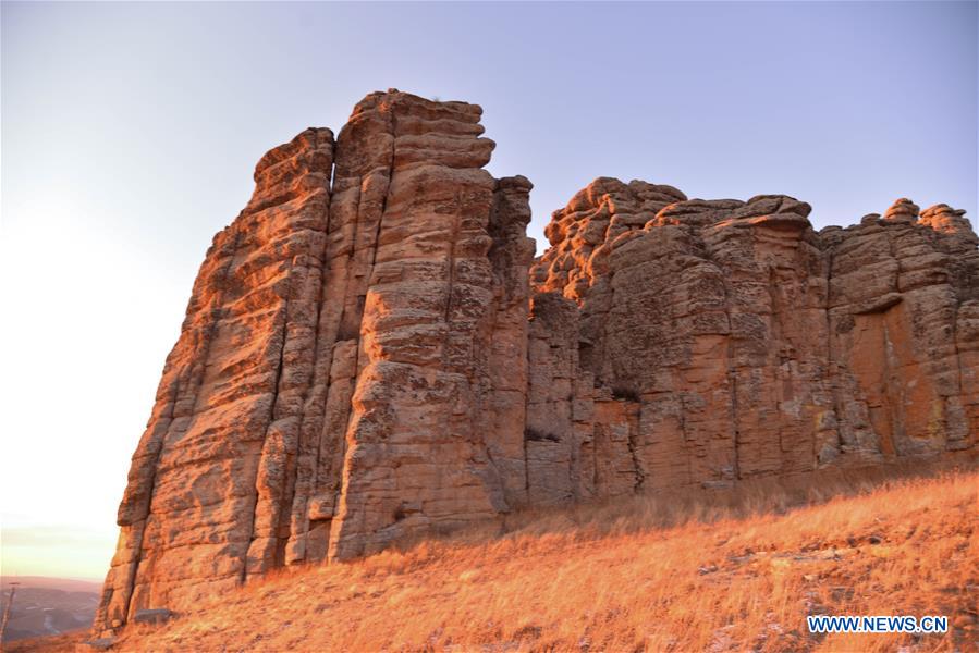 La foto, tomada el 25 de noviembre de 2019, muestra la vista al anochecer del geoparque global Hexigten, una atracción turística en Hexigten, ciudad de Chifeng, en Mongolia Interior, al norte de China. El geoparque global Hexigten es un lugar de interés calificado como 5A, nivel más alto en las categorías de calificación en China. El geoparque, formado de manera natural, es famoso por su singularidad en términos de formas de piedra. (Xinhua/Xu Qin)
