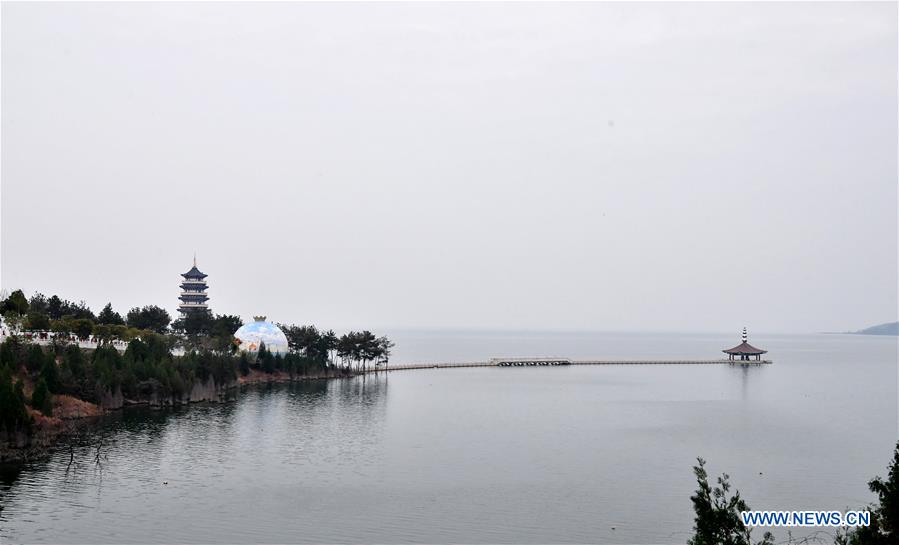 Paisaje de embalse en Danjiangkou, ciudad de Nanyang, provincia de Henan. El embalse de Danjiangkou es la fuente de agua de la ruta central del proyecto hídrico de recanalización sur-norte. 23 de noviembre del 2019. (Foto: Xinhua /Feng Dapeng)