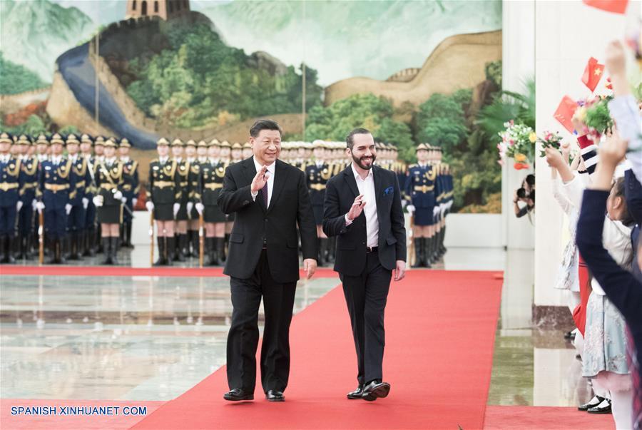 El presidente chino, Xi Jinping, ofrece una ceremonia de bienvenida para el presidente de El Salvador, Nayib Armando Bukele Ortez, previo a sus conversaciones en el Gran Palacio del Pueblo en Beijing, capital de China, el 3 de diciembre de 2019. (Xinhua/Huang Jingwen)