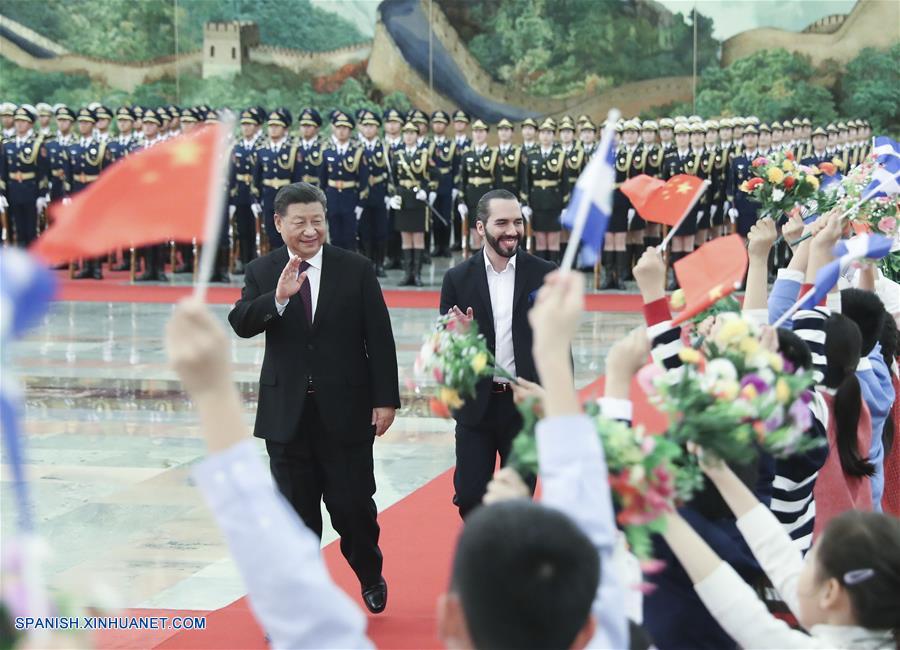El presidente chino, Xi Jinping, ofrece una ceremonia de bienvenida para el presidente de El Salvador, Nayib Armando Bukele Ortez, previo a sus conversaciones en el Gran Palacio del Pueblo en Beijing, capital de China, el 3 de diciembre de 2019. (Xinhua/Yao Dawei)