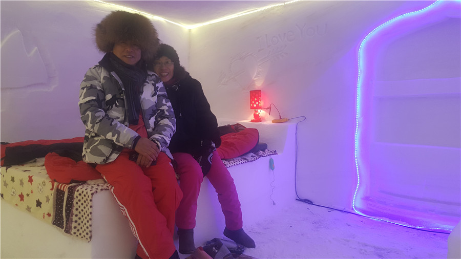 Los turistas experimentan un hotel hecho de hielo y nieve en Beiji, Mohe, provincia de Heilongjiang. [Foto: Wang Tieshuang/ Chinadaily.com.cn]