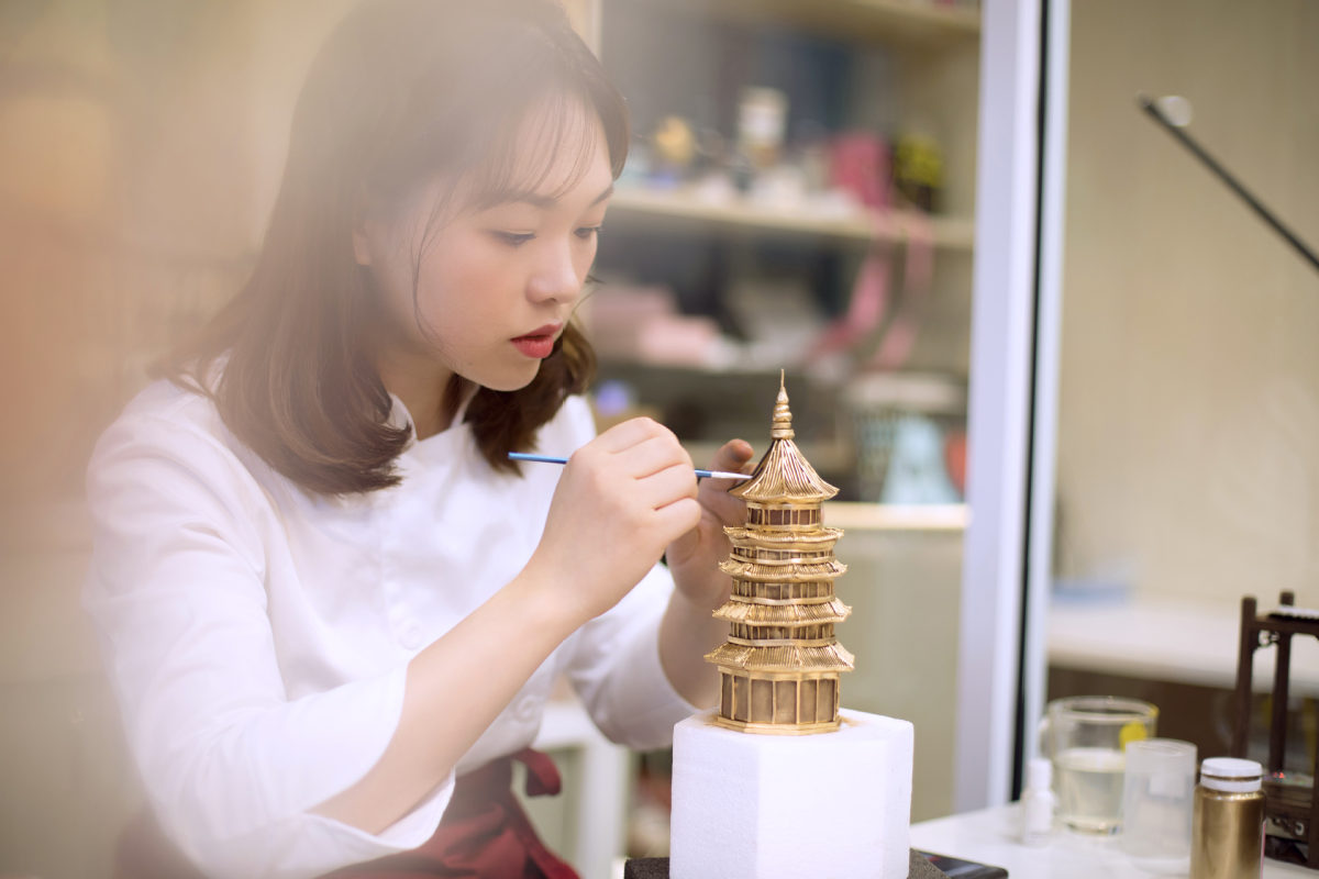 La maestra repostera Wang Hui trabaja en un pastel de diseño. [Foto: proporcionada a chinadaily.com.cn]