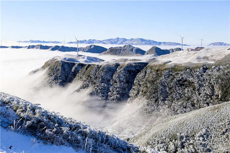 Una montaña cubierta de nieve y mares de nubes.  (Fotos: Chen Chunzhi/para chinadaily.com.cn)